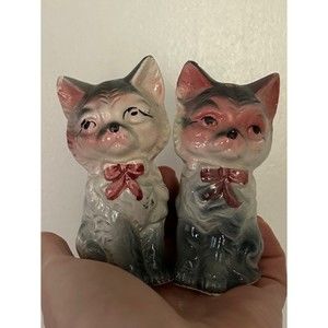 Vintage pair of cats salt and pepper shakers kitsch granny chic